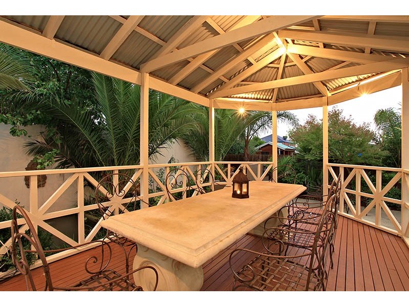 32 Blackman Crescent, Taylors Lakes VIC 3038