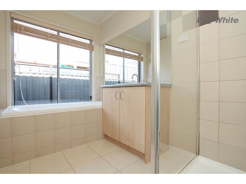 33 Melfin Drive, Hillside VIC 3037