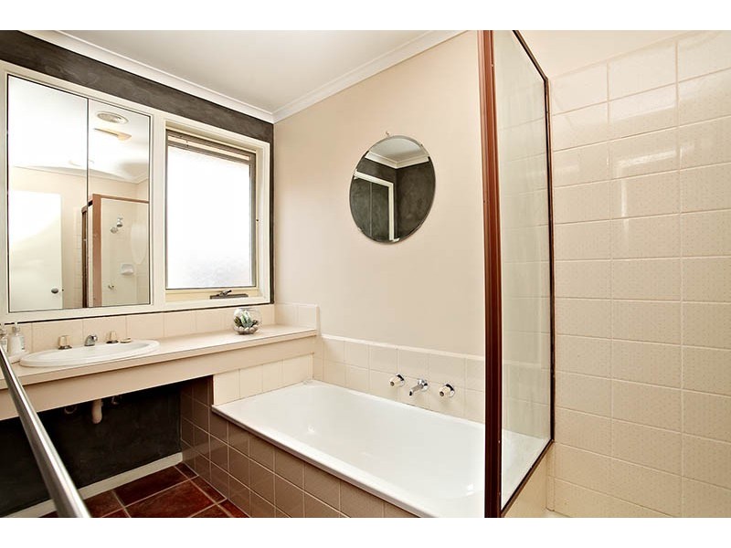 8 Wanganui Court, Taylors Lakes VIC 3038