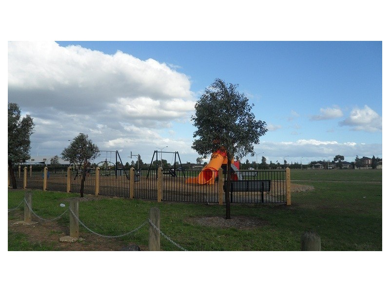 1/2 Erin Street, Hillside VIC 3037