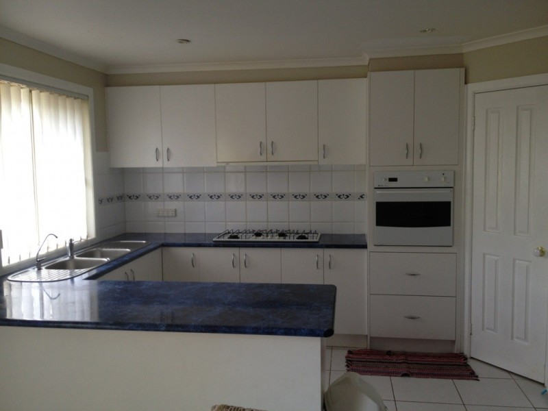 1/2 Erin Street, Hillside VIC 3037