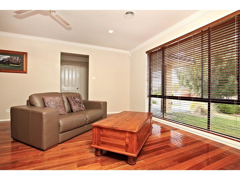 11 Ruthven Close, Hillside VIC 3037