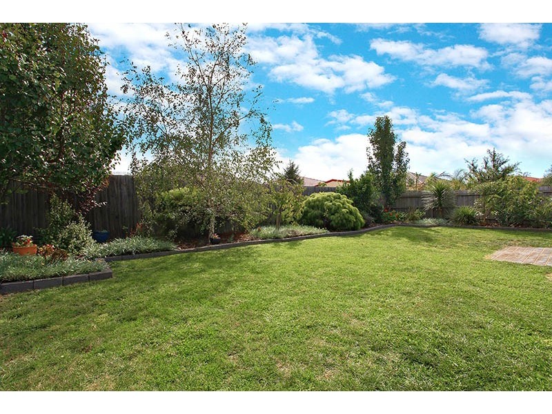 11 Ruthven Close, Hillside VIC 3037