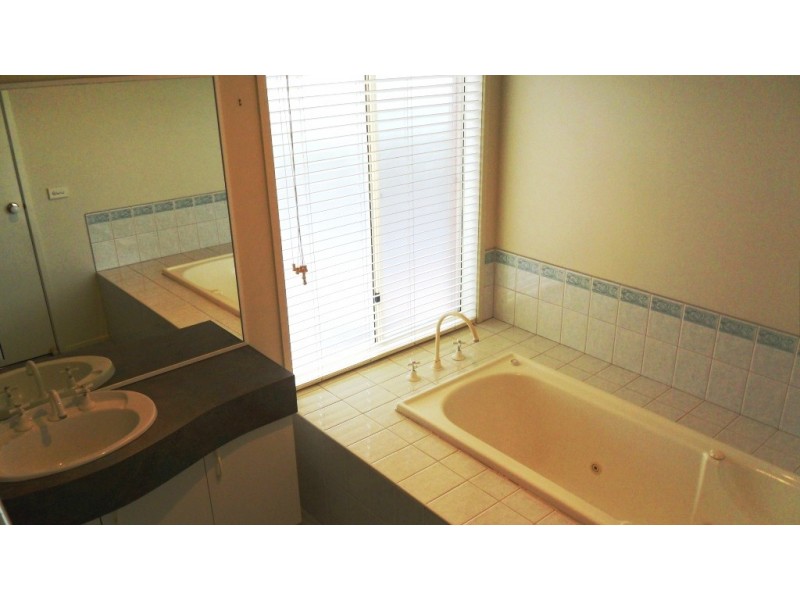 7 Lyell Place, Taylors Lakes VIC 3038