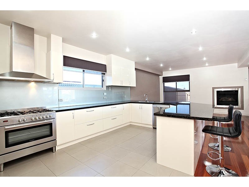 8 Argyle Way, Taylors Hill VIC 3037