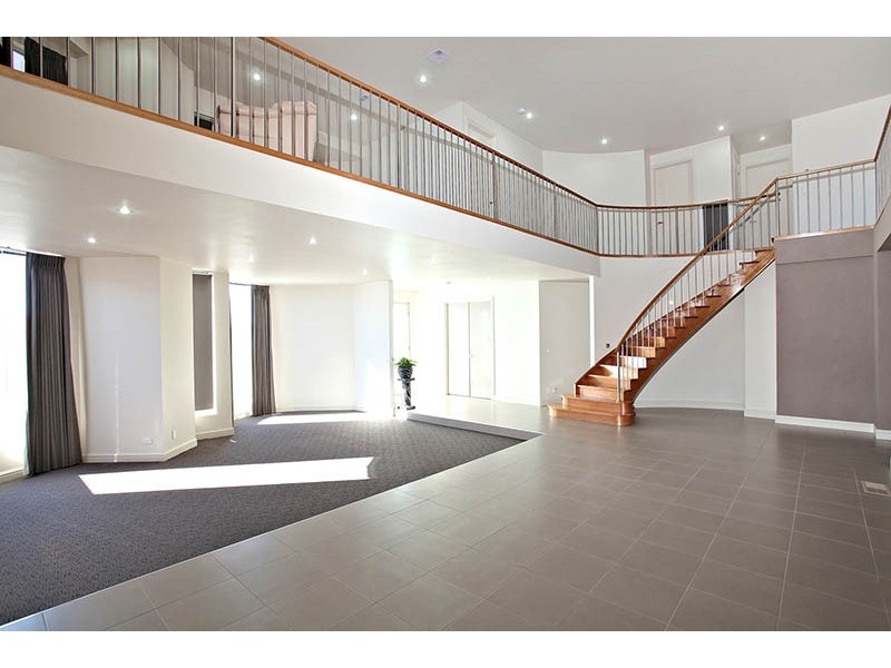 8 Argyle Way, Taylors Hill VIC 3037