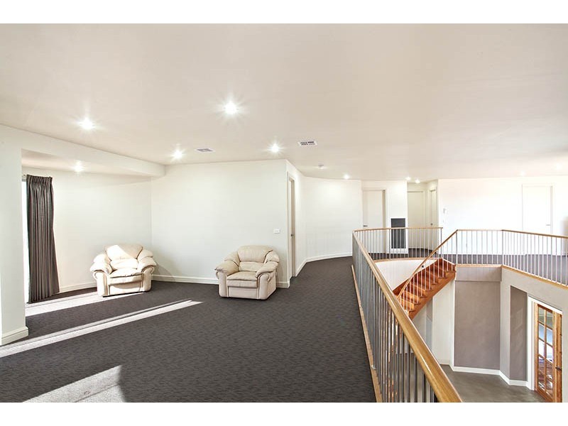 8 Argyle Way, Taylors Hill VIC 3037