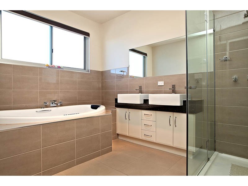 8 Argyle Way, Taylors Hill VIC 3037