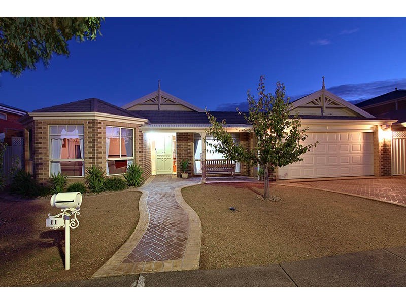 11 Melfin Drive, Hillside VIC 3037