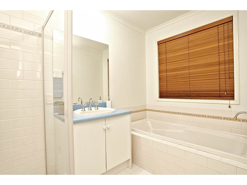 11 Melfin Drive, Hillside VIC 3037