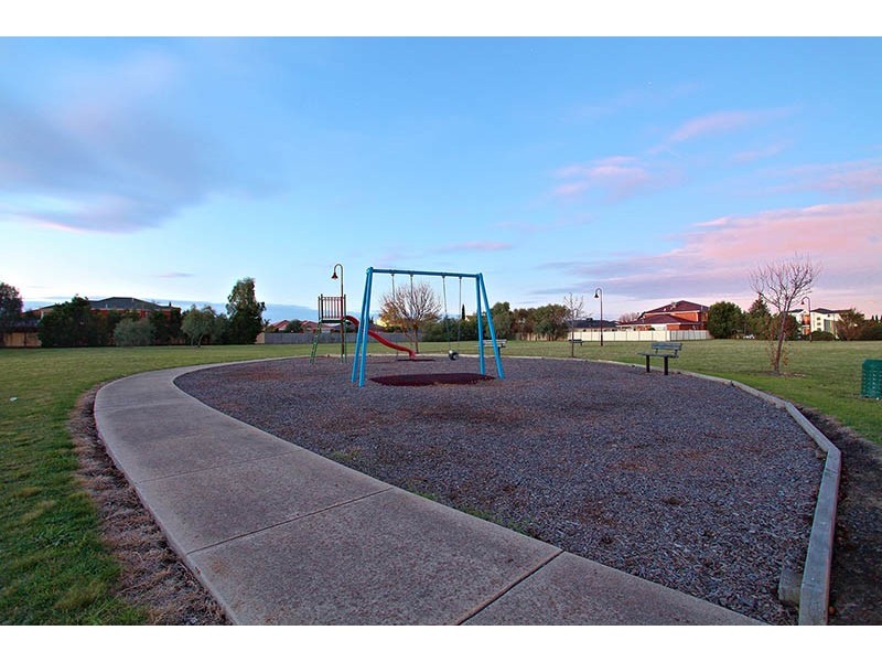 11 Melfin Drive, Hillside VIC 3037