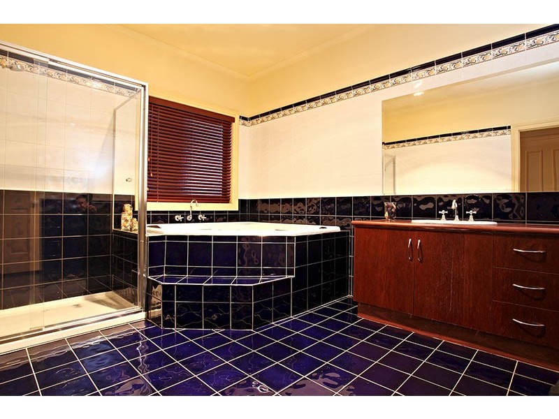 13 Wellington Drive, Hillside VIC 3037