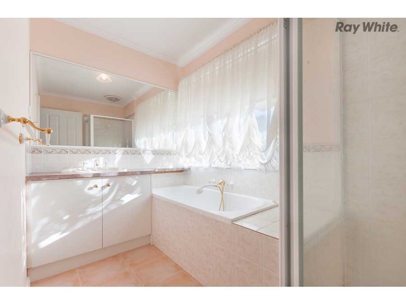 11 Maitland Place, Caroline Springs VIC 3023