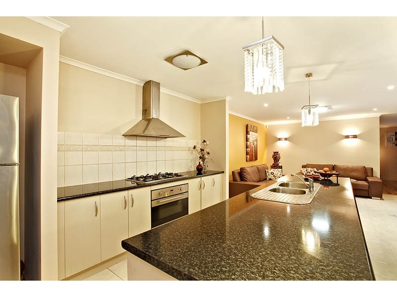 6 Wooling Lane, Caroline Springs VIC 3023