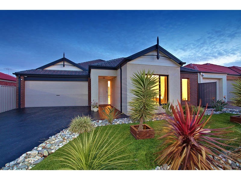 6 Wooling Lane, Caroline Springs VIC 3023