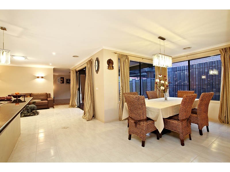 6 Wooling Lane, Caroline Springs VIC 3023