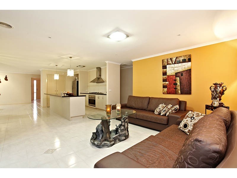6 Wooling Lane, Caroline Springs VIC 3023