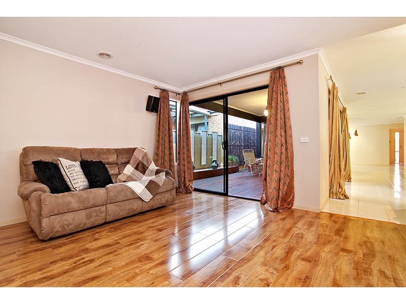 6 Wooling Lane, Caroline Springs VIC 3023