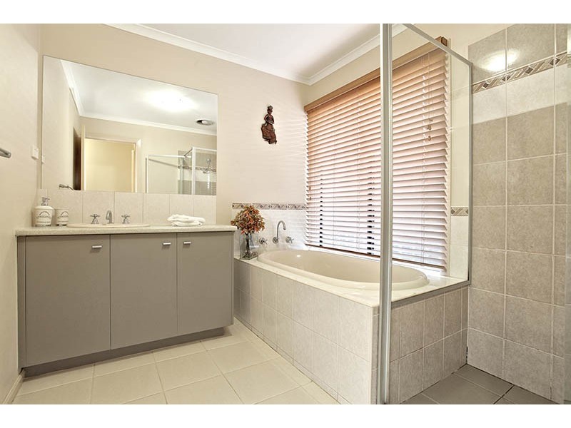 6 Wooling Lane, Caroline Springs VIC 3023