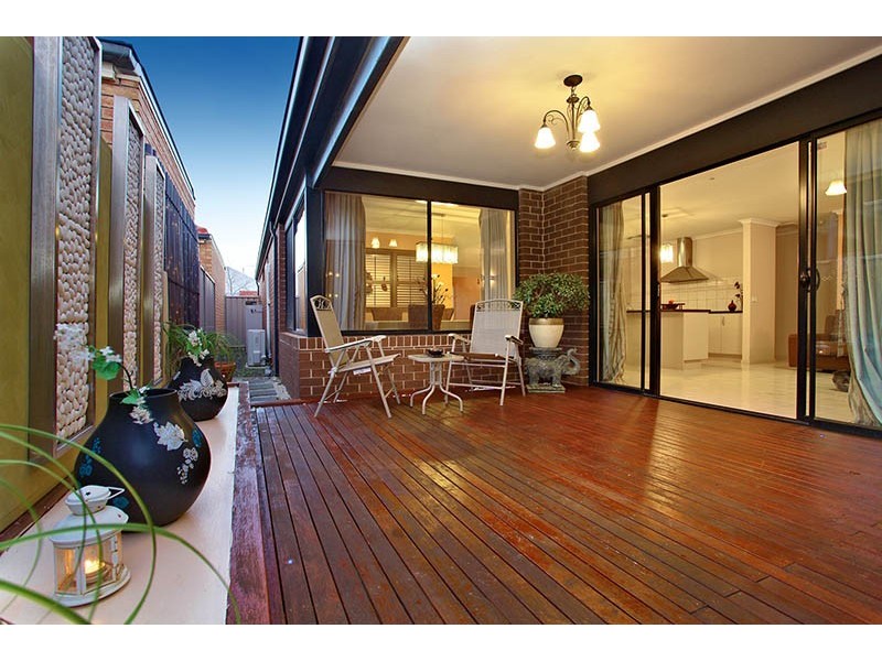 6 Wooling Lane, Caroline Springs VIC 3023