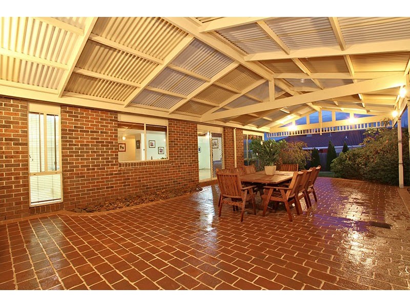 11 Melfin Drive, Hillside VIC 3037