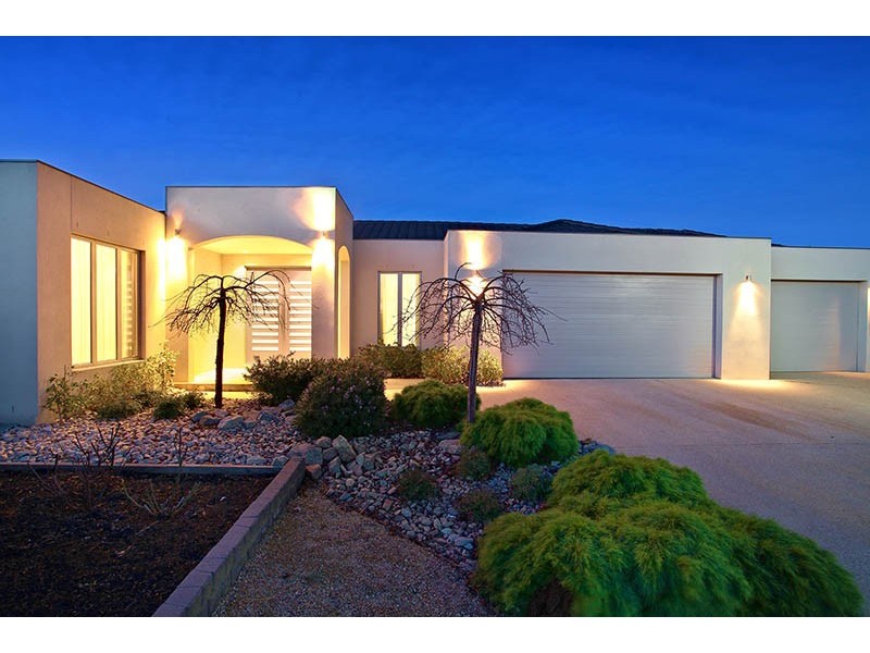 21 Pro Hart Way, Caroline Springs VIC 3023