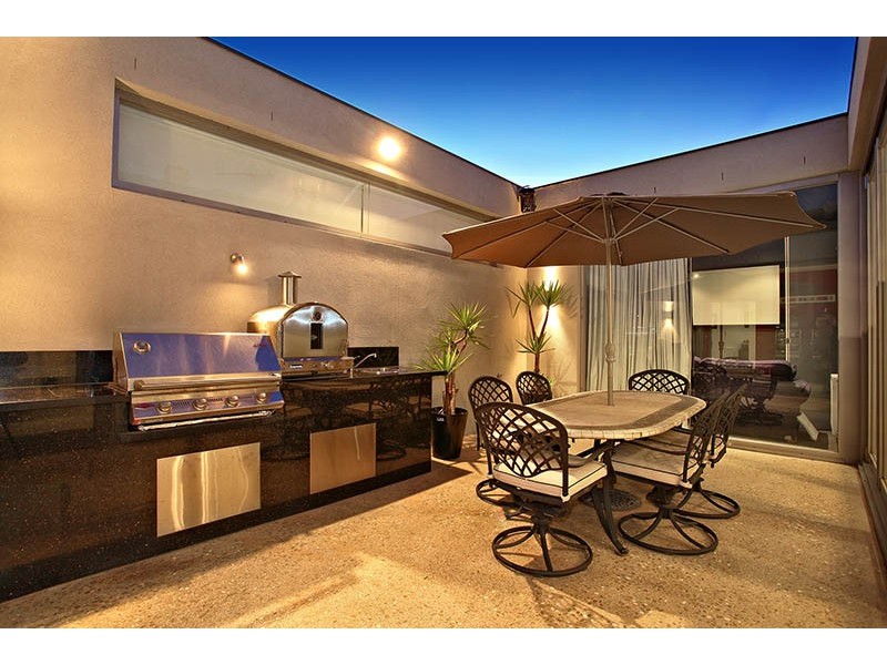 21 Pro Hart Way, Caroline Springs VIC 3023