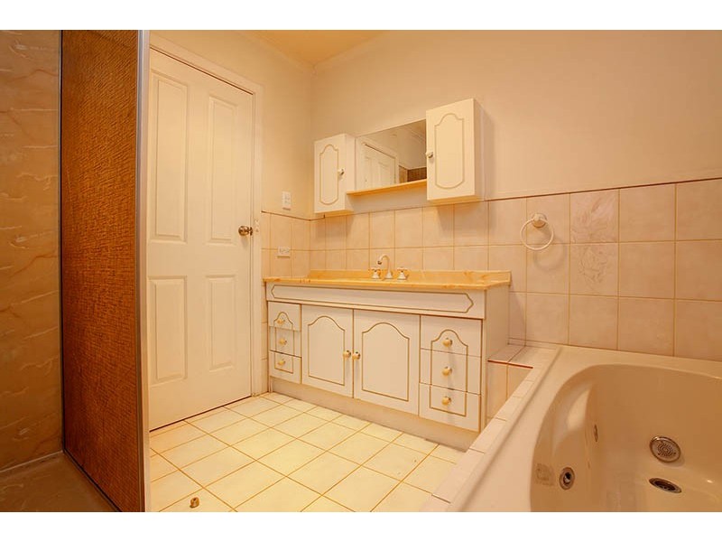 18 Rowan Drive, Kealba VIC 3021