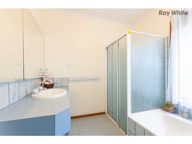 1 Ivy Tower Court, Taylors Lakes VIC 3038