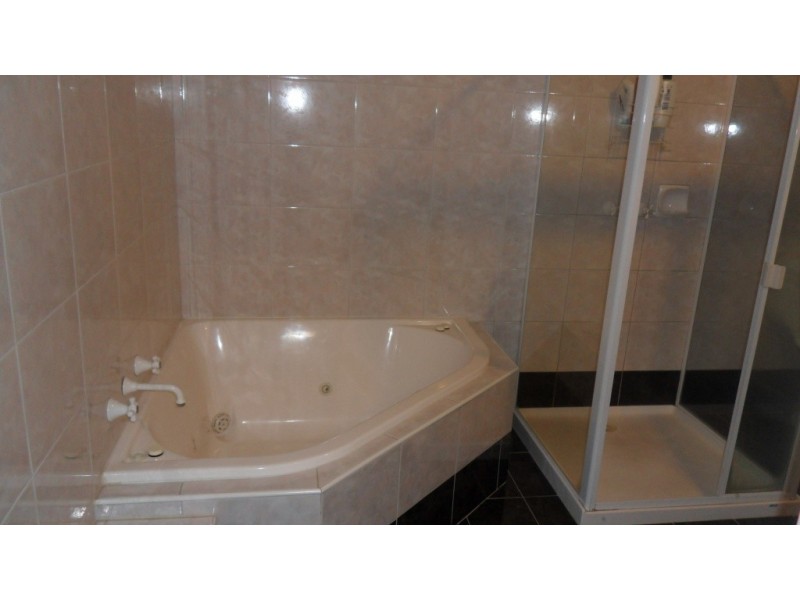 31 Queens Parade, Hillside VIC 3037