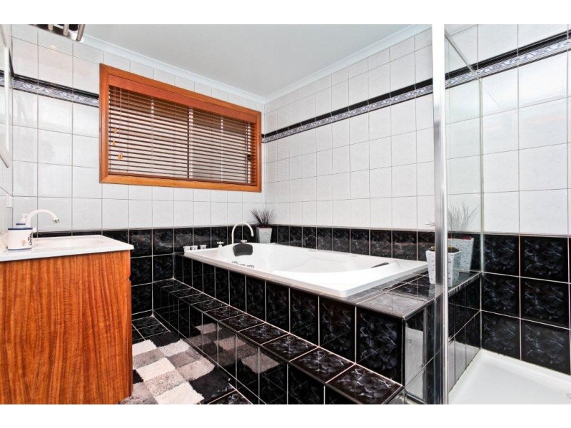24 Wellington Drive, Hillside VIC 3037