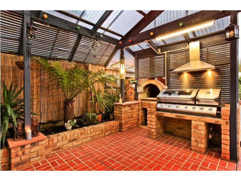 24 Wellington Drive, Hillside VIC 3037