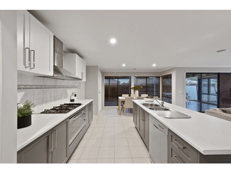 9 Brewster Way, Taylors Hill VIC 3037