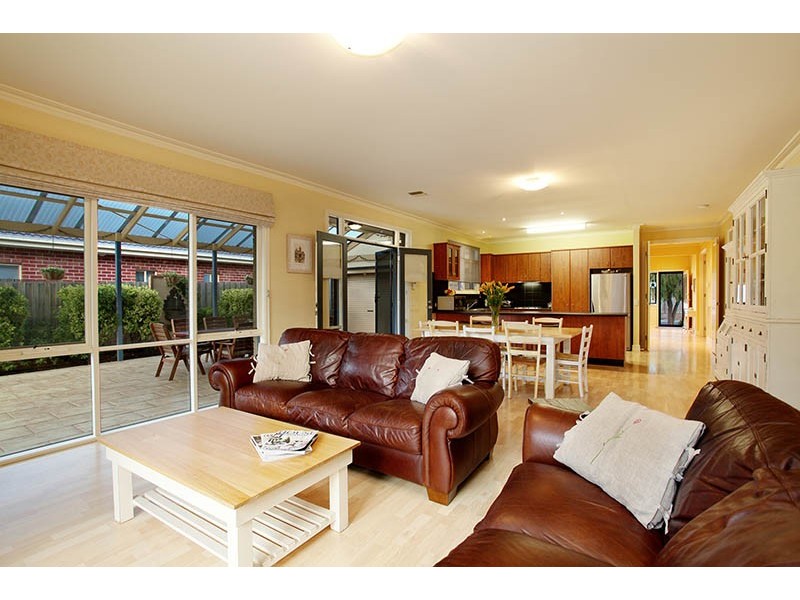 8 Canterbury Lane, Sydenham VIC 3037