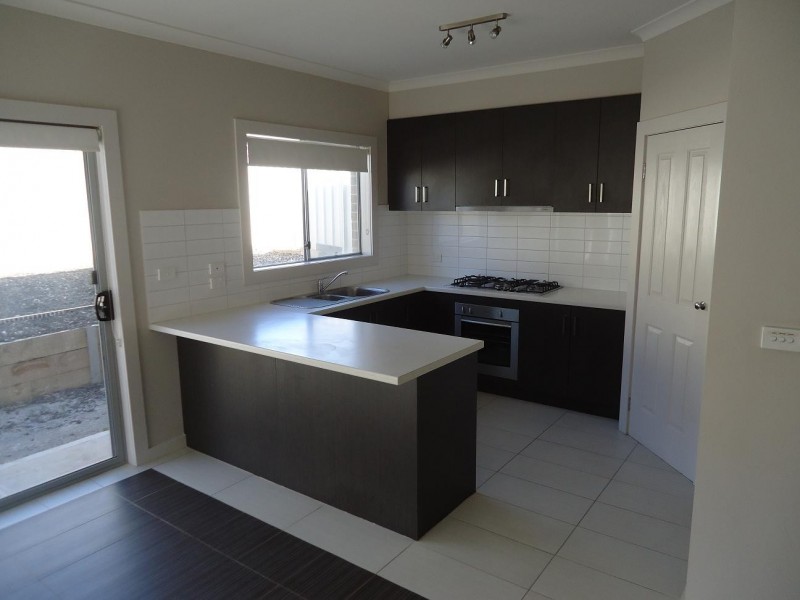 64 College Street, Caroline Springs VIC 3023