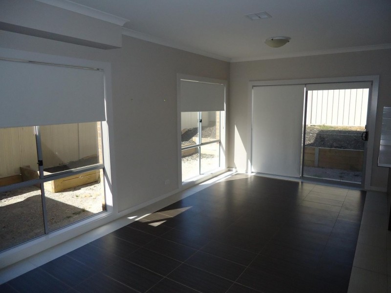 64 College Street, Caroline Springs VIC 3023