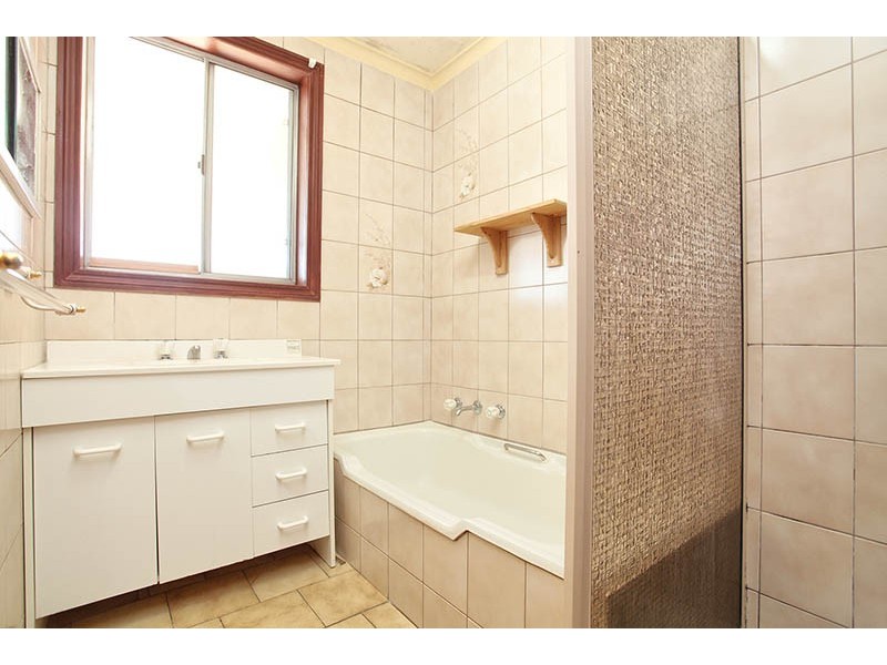 24 Hedgeley Rd, Kealba VIC 3021