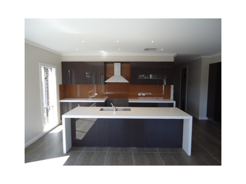 15 Beaconsfield Lane, Caroline Springs VIC 3023