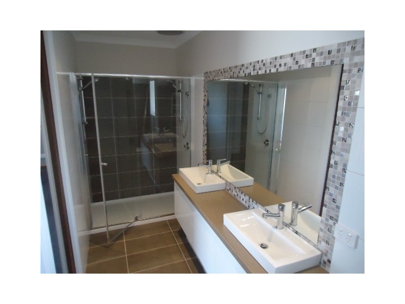 15 Beaconsfield Lane, Caroline Springs VIC 3023