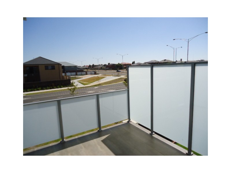 15 Beaconsfield Lane, Caroline Springs VIC 3023