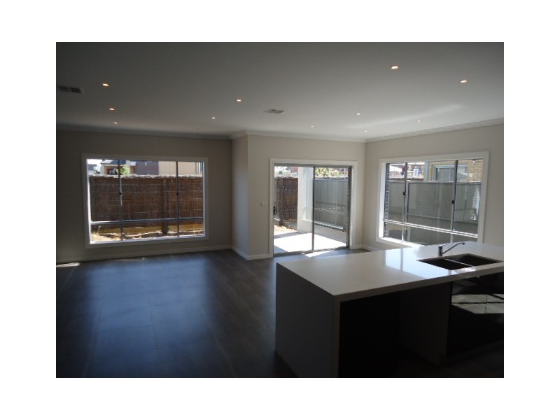 15 Beaconsfield Lane, Caroline Springs VIC 3023