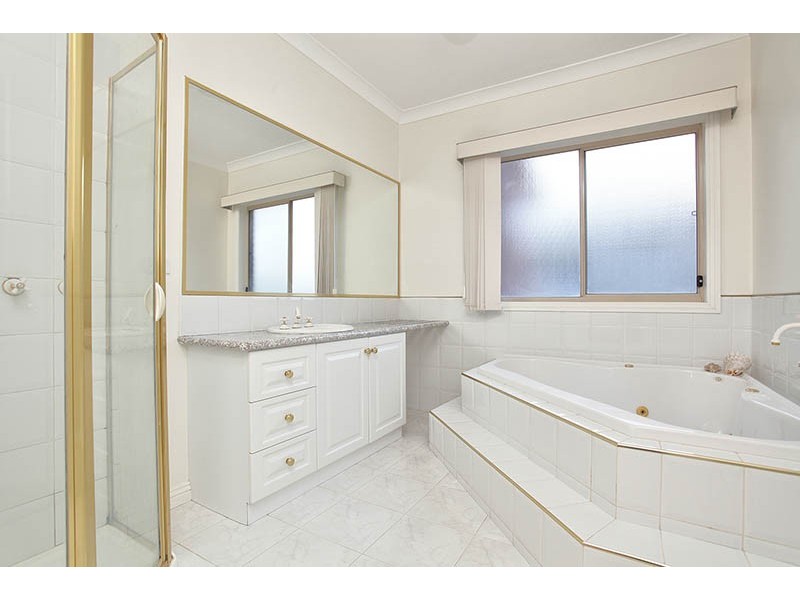 18 Wentworth Drive, Taylors Lakes VIC 3038