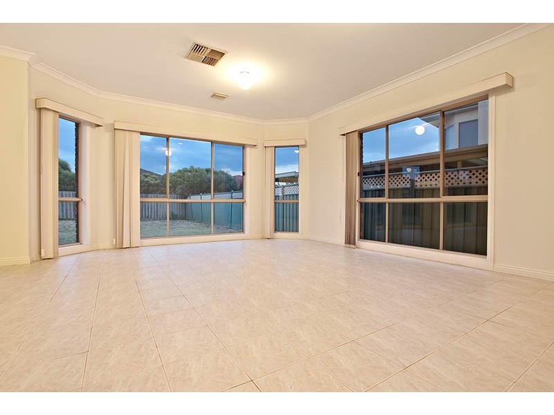 18 Wentworth Drive, Taylors Lakes VIC 3038