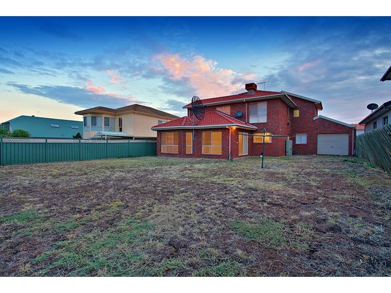 18 Wentworth Drive, Taylors Lakes VIC 3038