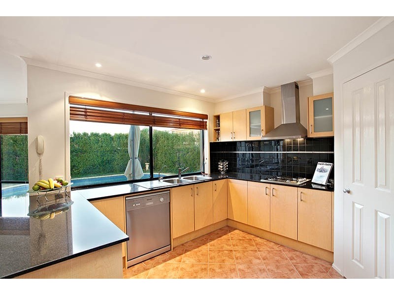 39 Tudor Rose Crescent, Sydenham VIC 3037