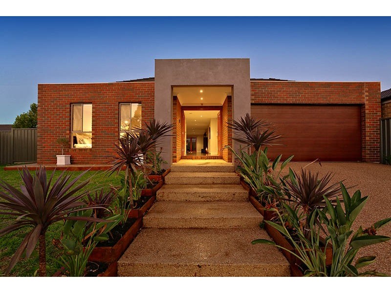 16 Highbury Drive, Hillside VIC 3037