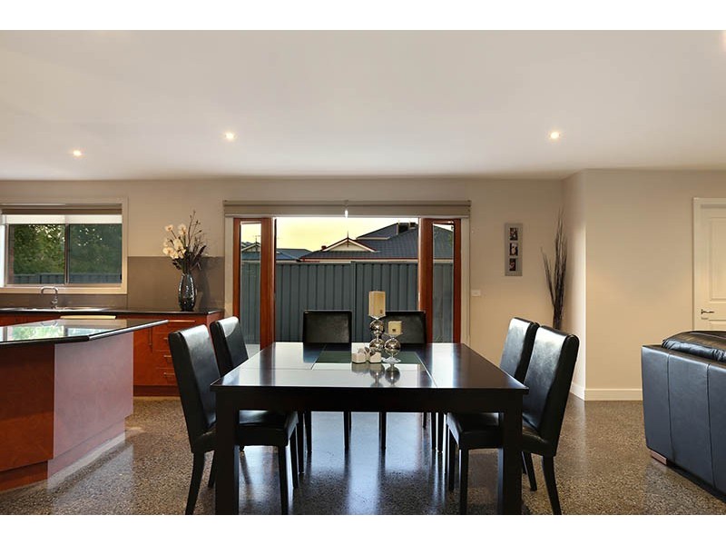 16 Highbury Drive, Hillside VIC 3037