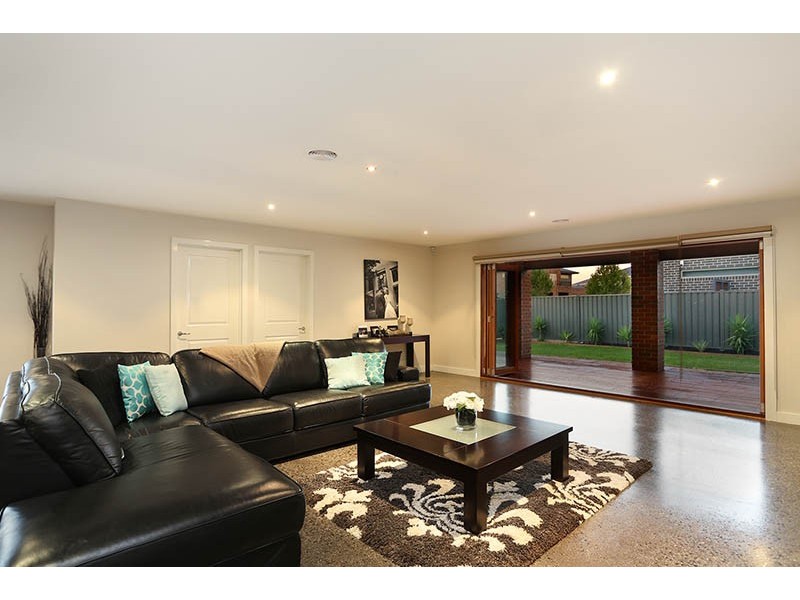 16 Highbury Drive, Hillside VIC 3037