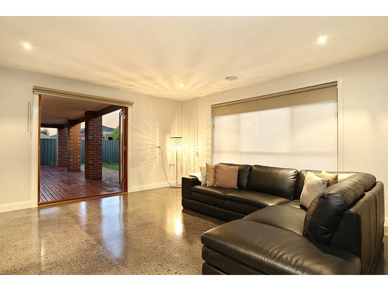 16 Highbury Drive, Hillside VIC 3037
