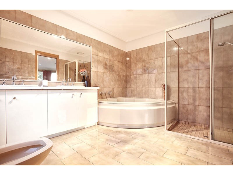 18 Verona Drive, Taylors Lakes VIC 3038